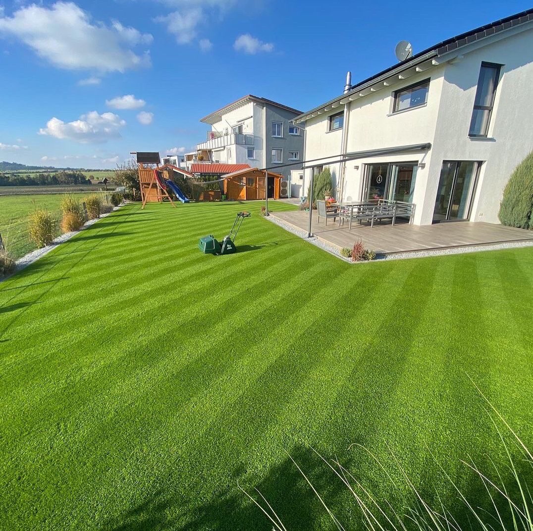 AllettMowers's tweet photo. Great definition in the stripes - soon to be cut with a Stirling 🔋🌱 #germany #perfectgreen #allettmowers https://t.co/vFdSLc1JXW https://t.co/XUKocPjQlb
