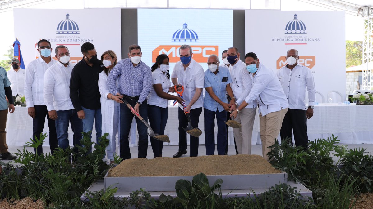 Elias Piña hoy te devolvemos la esperanza, contestamos tus preguntas y te decimos que somos un gobierno que sí cumple sus promesas, junto al presidente <a href="/luisabinader/">Luis Abinader</a> damos al primer palazo para la carretera Comendador- Guaroa- Macasias. #CercanoALaGente