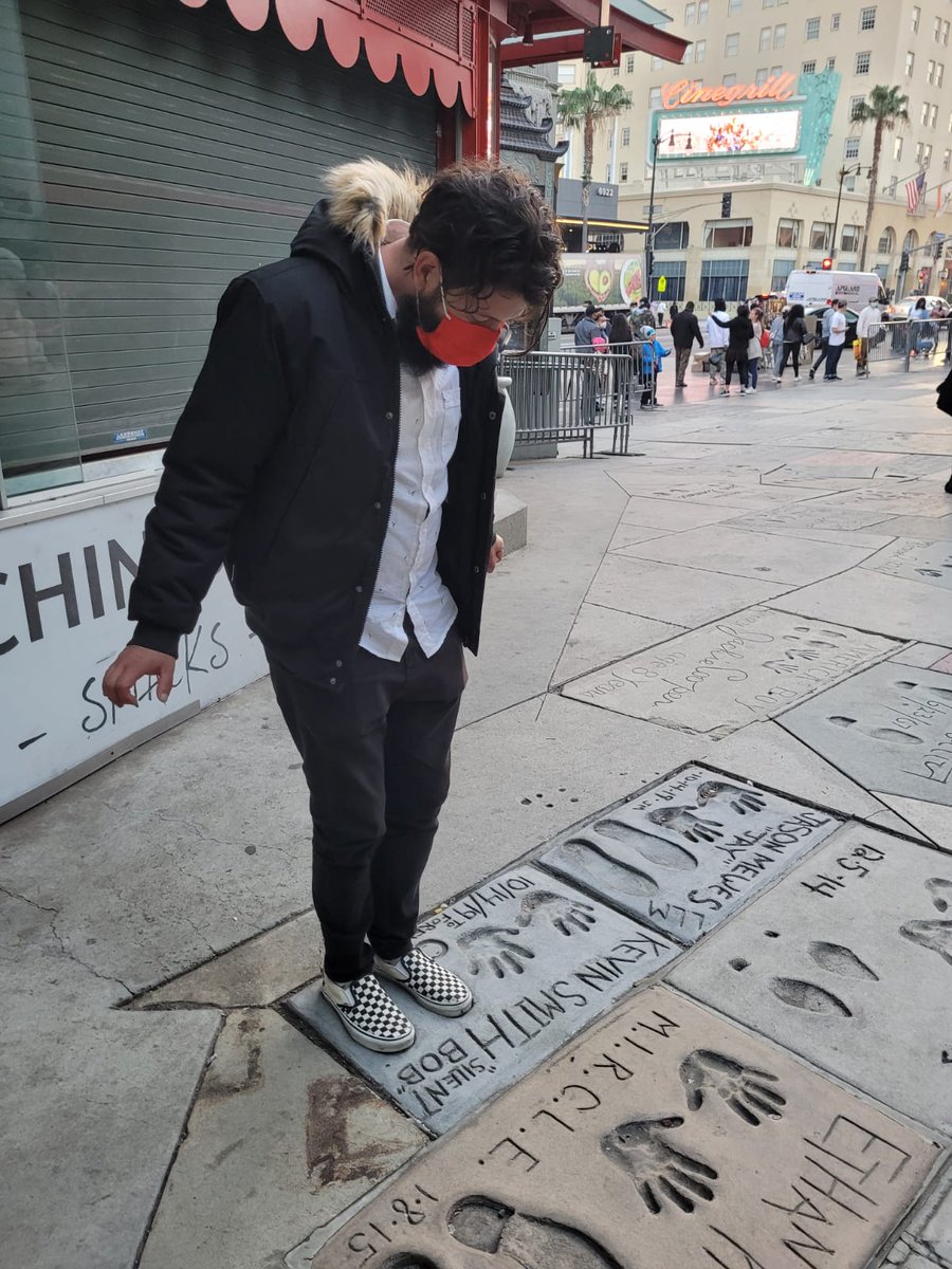 BiositoTWC's tweet photo. One of my happiest moments here in LA is when I figure out that I'm the same shoe size that @ThatKevinSmith (and still don't know if that's good if you know what I mean) hahahahahah still si a shame that they don't do a show while I was here https://t.co/Pm2sVf465p