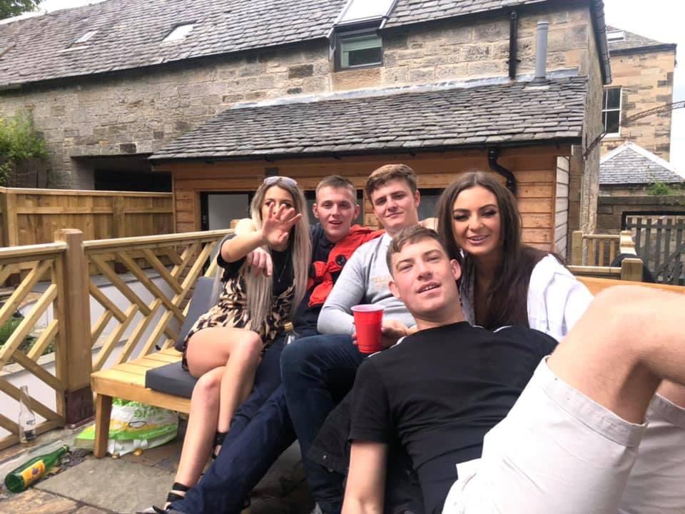 JadeeSneddon's tweet photo. @ChrissyyP98 happy birthday🍻 hope it’s been a good one! Hopefully see you soon🕺🏽 🤣🤣 xx need to get some good pics 😅 https://t.co/CxDuT2qyNq