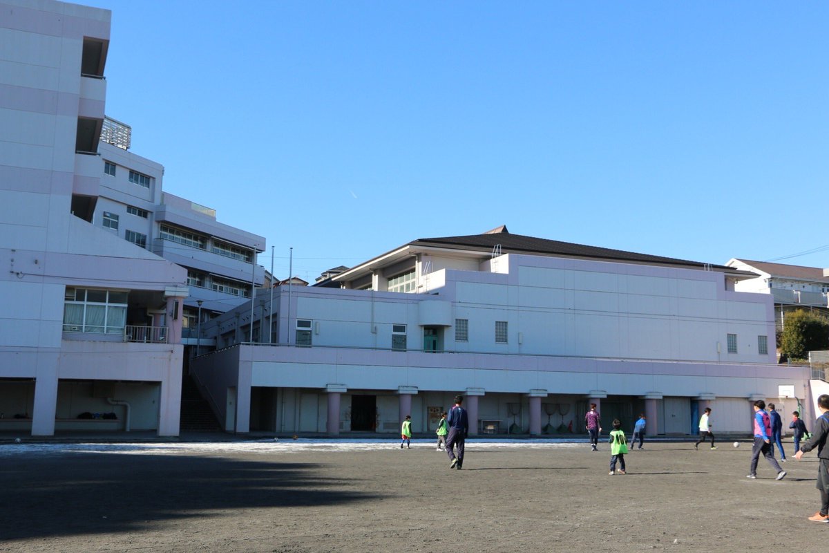 FC_Soleil's tweet photo. 久しぶりのツイート✨
2022年になりました😊昨日は初蹴り⚽️でした✨大人も子供も勢揃いでミニゲームでいっぱい身体を動かしました⭐️
#横浜市泉区 #サッカーチーム⚽️ #メンバー募集中 #小学生 https://t.co/isgP1SdBLy