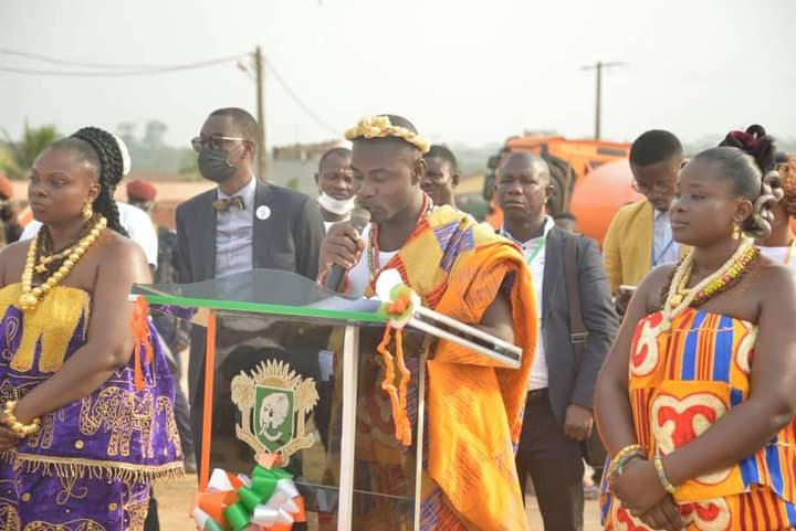 J'ai parrainé la cérémonie d'investiture du Délégué Départemental de la jeunesse d'Alépé ce samedi 08 janvier, en présence des autorités coutumières et préfectorales, les élus locaux et plusieurs représentants du Conseil National de la Jeunesse (CNJ) .