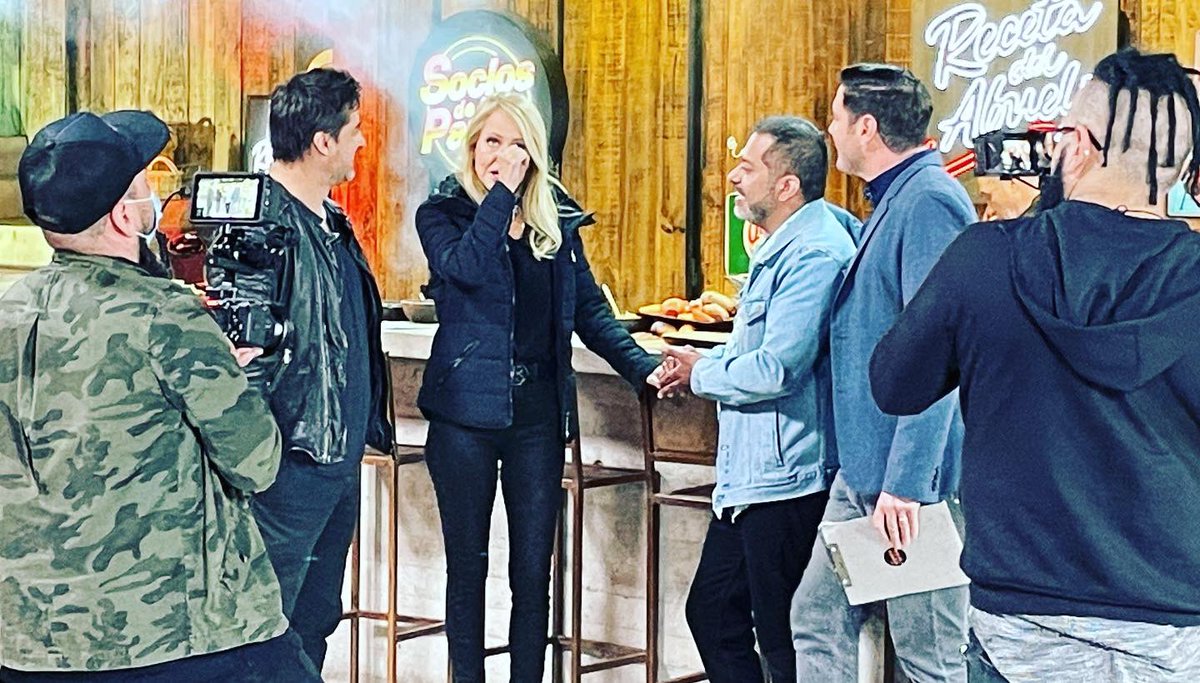 mhilsenrad's tweet photo. ¿Qué puede pasar cuando 3 amigos se juntan alrededor de una parrilla? Todo, si esos amigos son Saavedra, Zabaleta y Ruminot.
El estreno de #SociosDeLaParrilla a las 22.30 por @canal13 
Primera invitada? Nuestra reina, Cecilia Bolocco https://t.co/hqFkxd10nJ