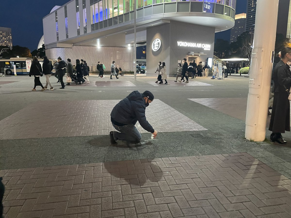 T_tanukiti's tweet photo. #RIDE189、募集中
https://t.co/N6Fy7ie2xn
おはよーさんです
曇り空〜,寒そう…
昨日はPerfume LIVE 2022初日
ステージ上の彼女たちを真横から観るポジション、楽しめた😀
そして今日もだ😁
路面に跪く人
水で描いてた、上手い!
#イマソラ
#prfm
#Perfumeが好きだ
#polygon_wave https://t.co/yLwi9prBCj