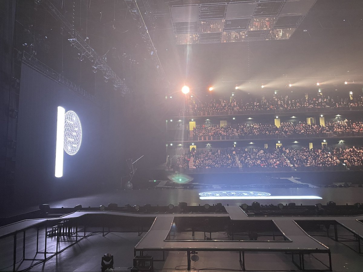 T_tanukiti's tweet photo. #RIDE189、募集中
https://t.co/N6Fy7ie2xn
おはよーさんです
曇り空〜,寒そう…
昨日はPerfume LIVE 2022初日
ステージ上の彼女たちを真横から観るポジション、楽しめた😀
そして今日もだ😁
路面に跪く人
水で描いてた、上手い!
#イマソラ
#prfm
#Perfumeが好きだ
#polygon_wave https://t.co/yLwi9prBCj
