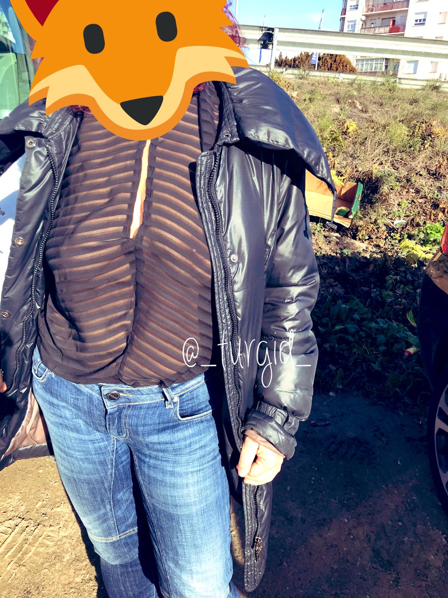 _turgid_'s tweet photo. Aprofitant que avui les botigues estaven obertes, amb el @Mixonet3 hem entrat al Bricomart, que sempre falten cosetes jiji #exhibitionistgirl #Exhibit #exhibithotwife #nobra #braless https://t.co/g87bIvqgSj