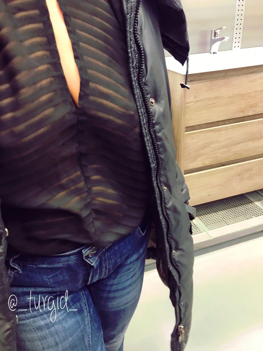 _turgid_'s tweet photo. Aprofitant que avui les botigues estaven obertes, amb el @Mixonet3 hem entrat al Bricomart, que sempre falten cosetes jiji #exhibitionistgirl #Exhibit #exhibithotwife #nobra #braless https://t.co/g87bIvqgSj