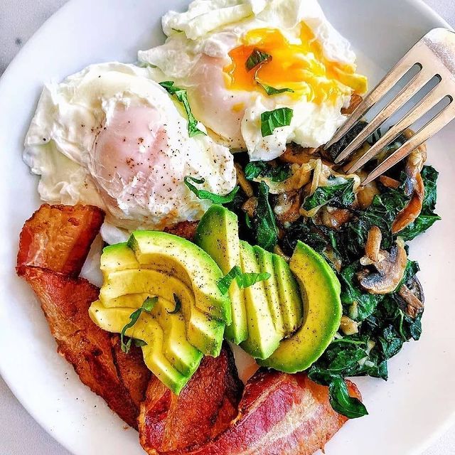 ketol0ve's tweet photo. Delicious brunch plate
Sautéed Kale and Mushrooms with a little bit of Parmesan cheese, 2 poached eggs, bacon, and avocado slices topped with fresh basil.
-
❤️ Join now for free 👇
https://t.co/3u4jqzhMVh
#hflc #eatfattolosefat #ketostrong #ketoweightlossjourney #lchflifestyle https://t.co/q24LLJHUB4