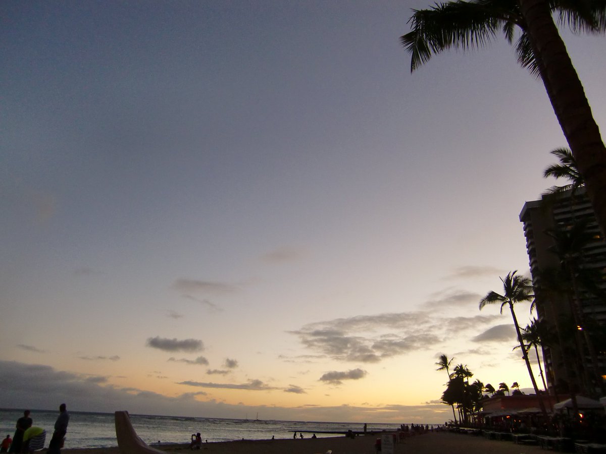 ホノルルのトワイライトタイムが始まりました。ビーチは、ゆったりとハワイアンミュージックが流れる様です。一転カラカウア通りは、賑やかです。夜の方が涼しいからですね。 sunset