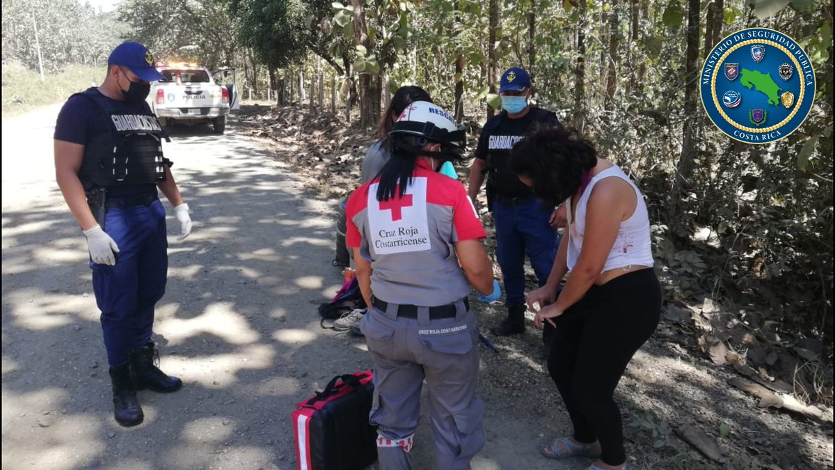 seguridadcrc's tweet photo. Moravia de Coyote, #Nandayure, #Guanacaste. Oficiales del
#GuardacostasCR, junto con @CruzRojaCRC y @BomberosCR, auxiliaron a dos turistas, después de que su carro derrapara y se precipitara en un barranco. https://t.co/qjXHFKaJTB