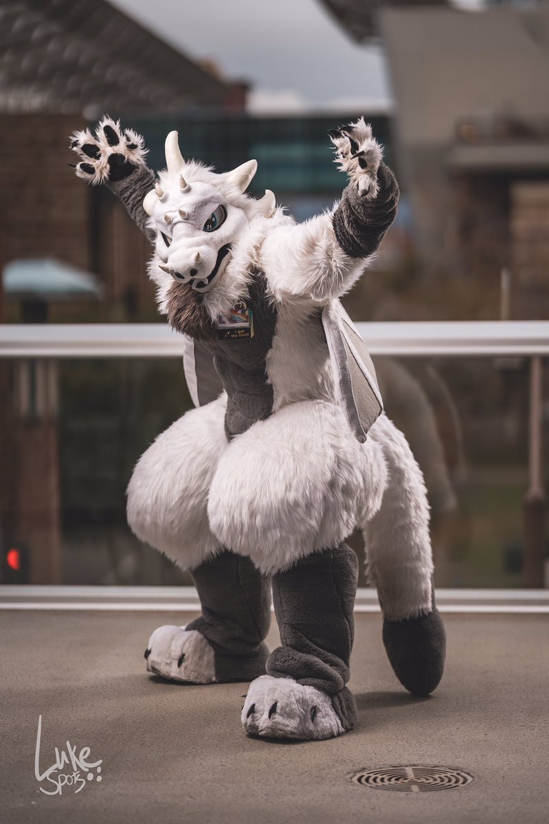 MustBHotInThose's tweet photo. OH

LETS

GOOOOOOO

These shots by 📸@luke_spots are CLEAN, with onsite assistance by @fangs211, WAY above and beyond for a con photoshoot! #pdfc #pdfc2022

And these aren’t even the coolest of his series imo, those deserve solo posts. https://t.co/KhlvXR8QiG