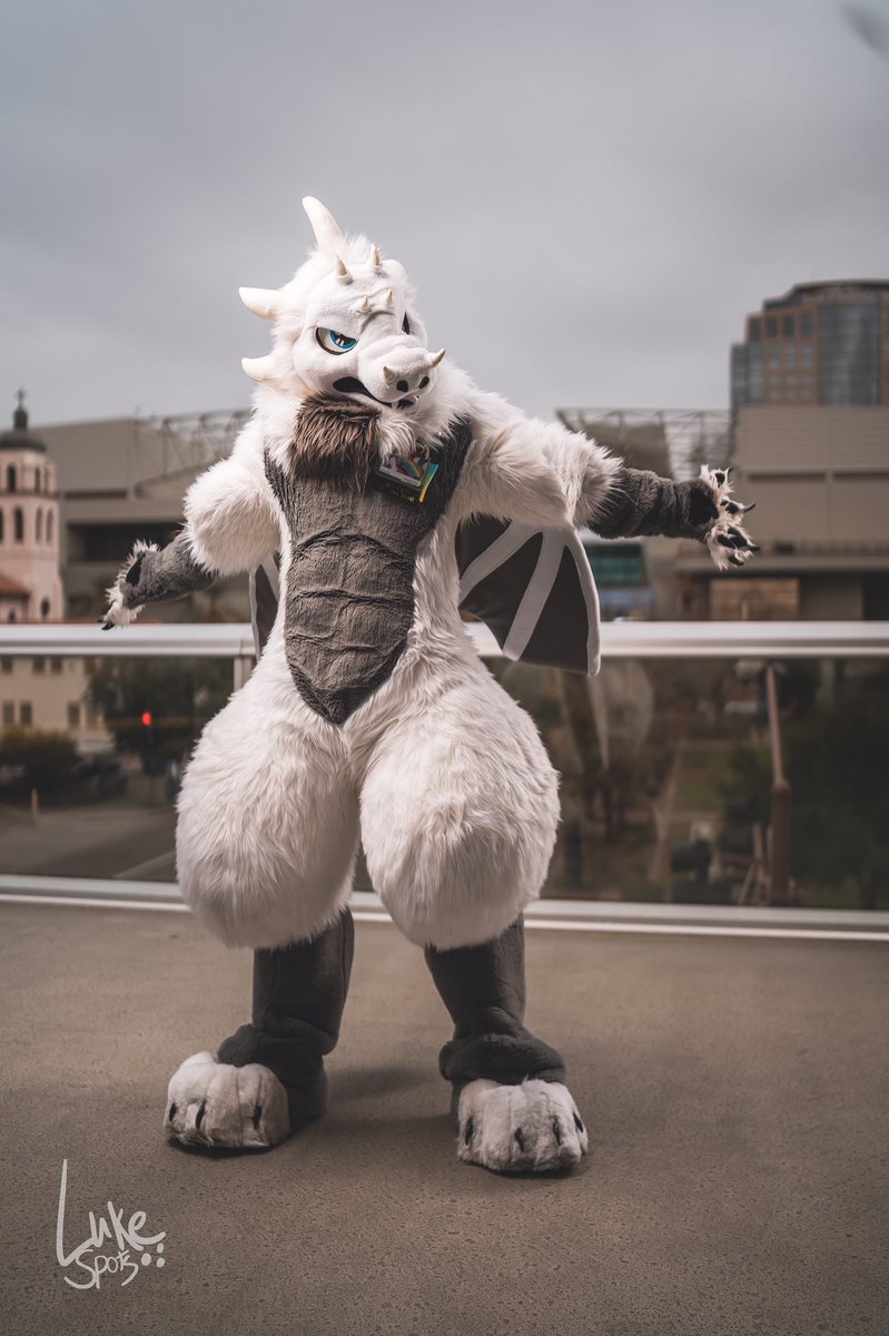 MustBHotInThose's tweet photo. OH

LETS

GOOOOOOO

These shots by 📸@luke_spots are CLEAN, with onsite assistance by @fangs211, WAY above and beyond for a con photoshoot! #pdfc #pdfc2022

And these aren’t even the coolest of his series imo, those deserve solo posts. https://t.co/KhlvXR8QiG
