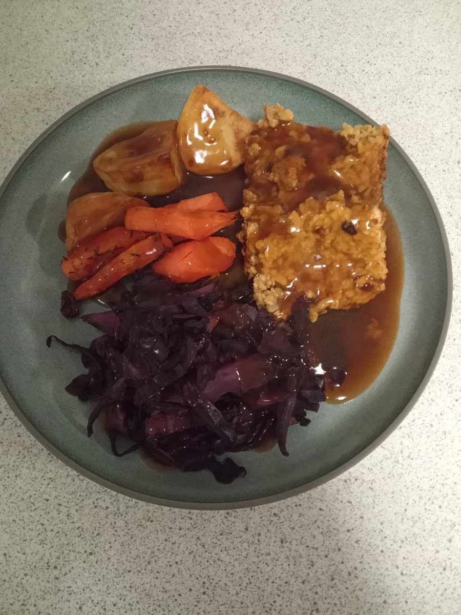 lellierennie's tweet photo. Tonight's dinner; #VeganSundayRoast #NutRoast #RoastPotatoes #RoastCarrots with thyme, #BraisedRedCabbage #VeganGravy All #homemade all #Vegan #Veganuary #WhatDoVegansEat https://t.co/co3GKULoP5