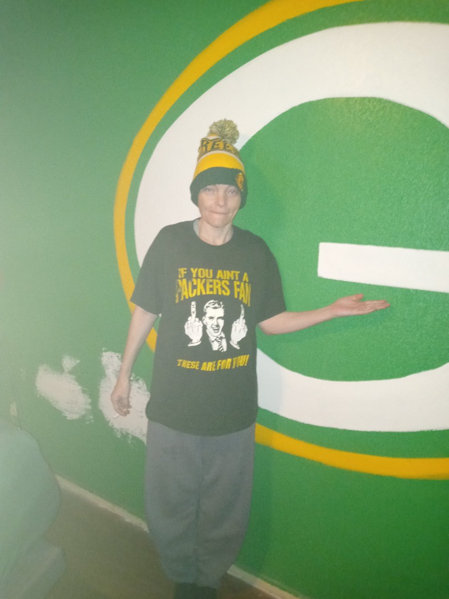 KimHatley4's tweet photo. @tae15adams so my husband and I that are the huge fans were watching the game in our end zone room. (We made it look lmost like y'all end zone so when evey time someone score a TD we celebrate over here.) Win lose or draw we PACKERNATION over here! Lol 😆 https://t.co/5HUk7CD1UQ