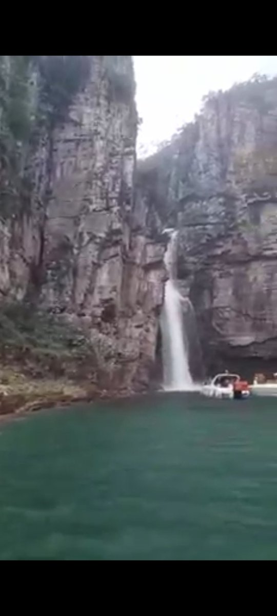 O incidente ocorrido em Capitólio, MG, representa o exemplo cabal de que somos apenas poeira frente aos eventos naturais. Uma pequena rocha se desprende de uma enorme falésia e causa esse estrago na vida de uma nação.