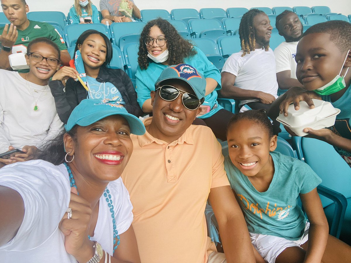 sia_bakerbarnes's tweet photo. Not a Dolfan, Iโm a Buc till the day I die, but out here supporting my huuuusbandโs team! #gofins #BeatThePatriots #anythingforhim #Bucsarestilltheworldchampions #FinsUp๐ฌ๐ดโโ ๏ธ #dolphinsvspatriots https://t.co/AAhvCaU0Fy