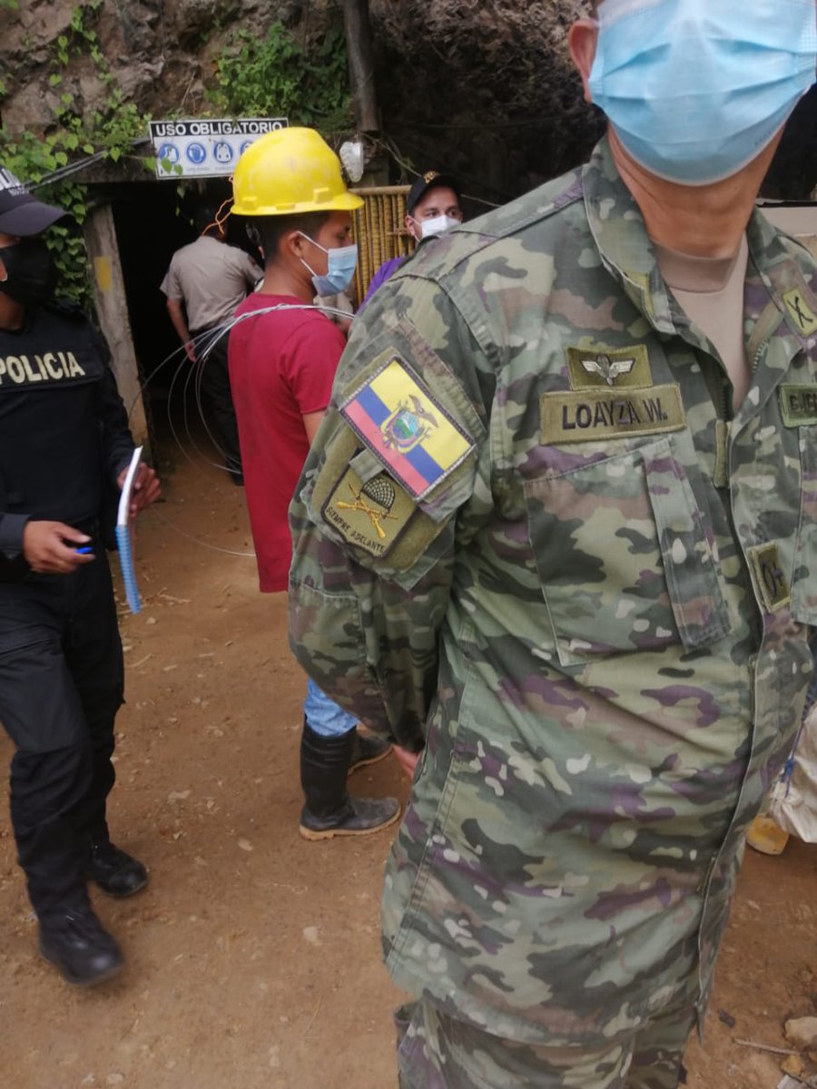 Expresoec's tweet photo. ATENCIÓN: En #Zaruma EXPRESO confirmó que un equipo de rescate junto con la Fiscalía buscan desde la tarde a dos mineros que habrían fallecido dentro de la zona de exclusión por presunta falta de aire. 
-
Noticia en desarrollo... https://t.co/h8ufvj5m6H