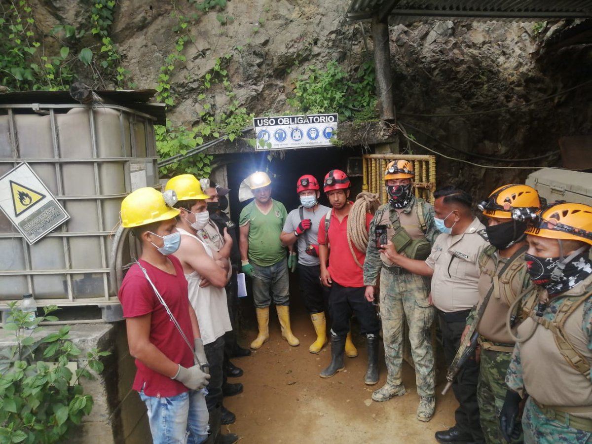 Expresoec's tweet photo. ATENCIÓN: En #Zaruma EXPRESO confirmó que un equipo de rescate junto con la Fiscalía buscan desde la tarde a dos mineros que habrían fallecido dentro de la zona de exclusión por presunta falta de aire. 
-
Noticia en desarrollo... https://t.co/h8ufvj5m6H