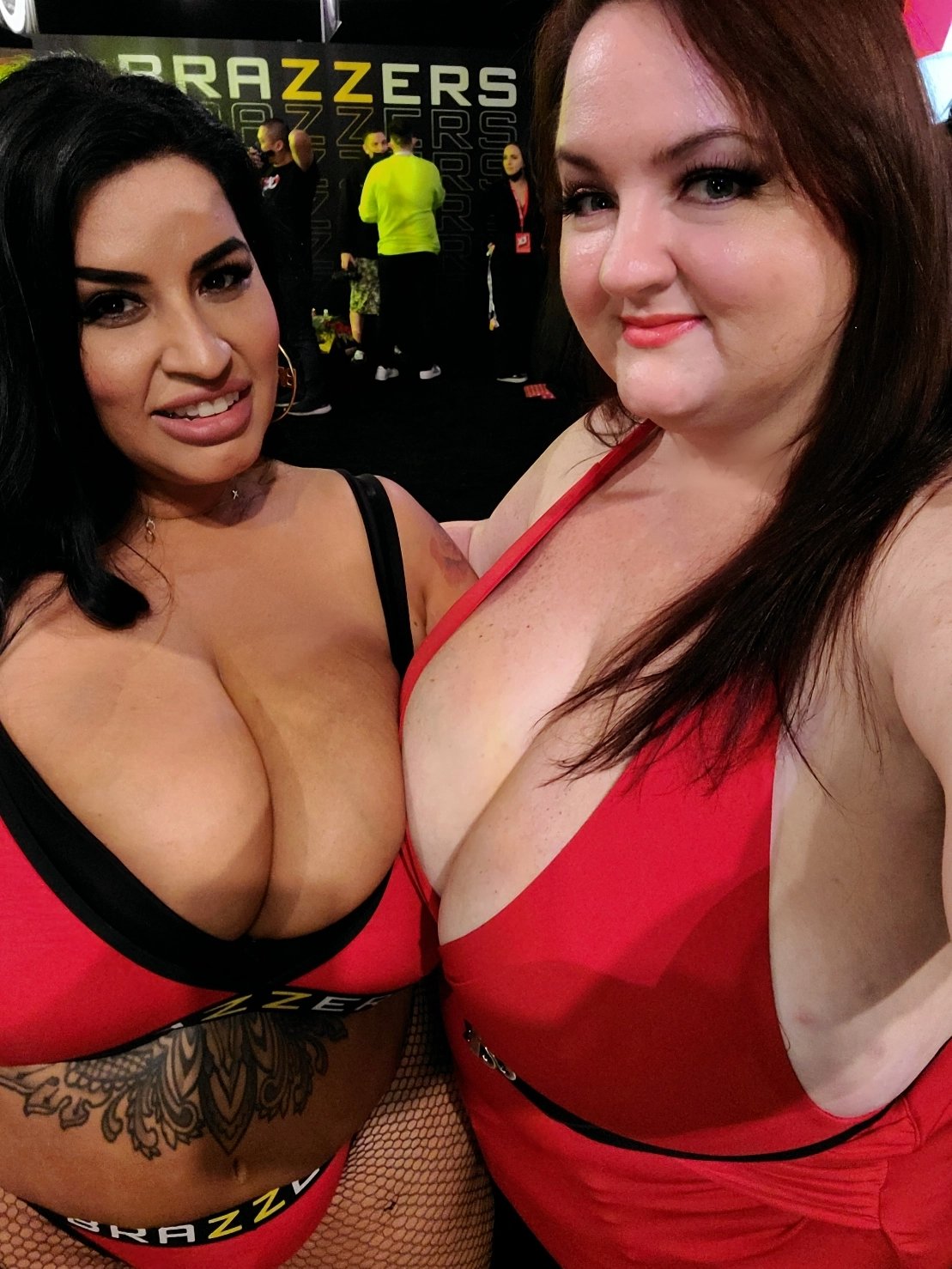 The beautiful @bbwsofiarose at the @brazzers booth! https://t.co/UQwWnkNTkZ