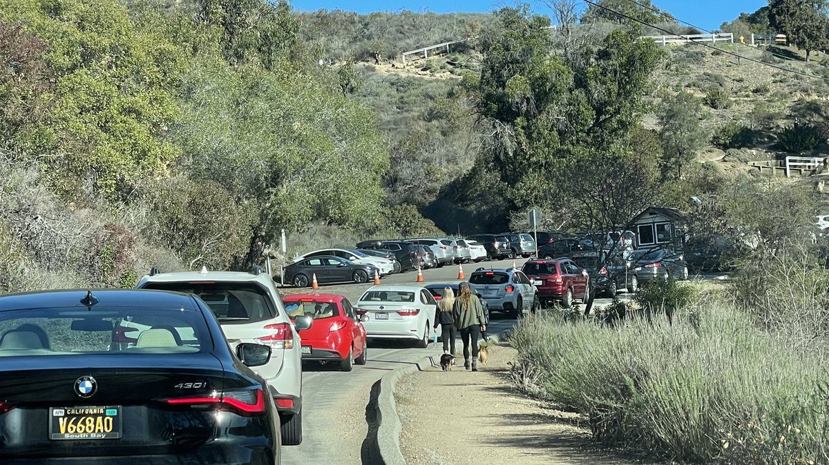 larrynemecek's tweet photo. Whoa—spring fever? I’ve never tevsllrd a line backed up this long for #WillRogersSHP at the kiosk gate! Especially for a non-event day. If you missed a ranchouse tour today… try again in two weeks: morning tours Jan. 23! #willrogers #lalife #Volunteering #socallife #lahike https://t.co/7c0ZK6vvKr