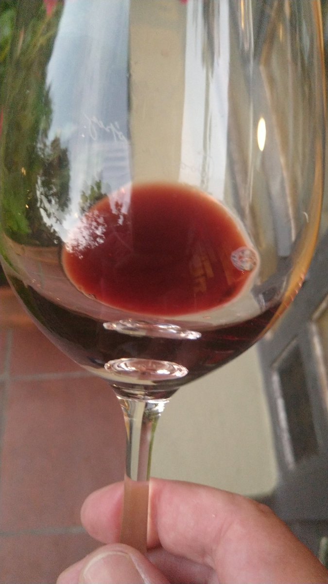 Linda noche para juntarse un rato a compartir unos vinos. Este fue el que más disfruté porque se notaba la evolución, y llegó impecable, con buena acidez y fruta...