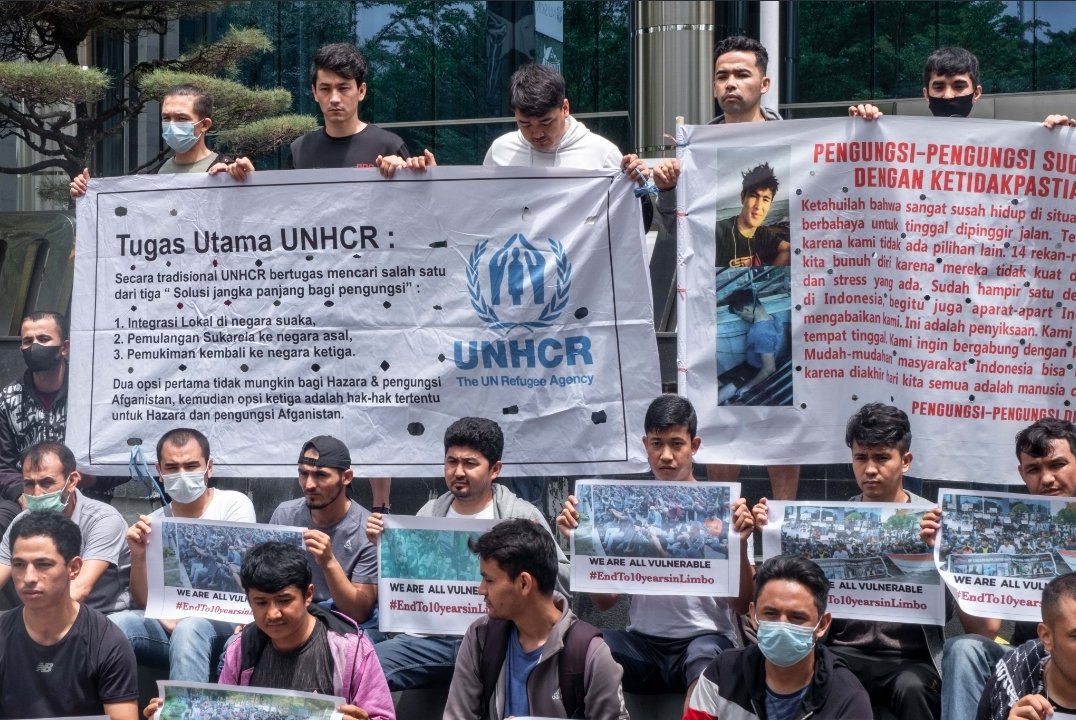 ForgottenRefug2's tweet image. Refugees in Indonesia have been used as human sheild by Australia to stop Refugees flow towards Australia.
Time to end this inhuman policy 

#HelpRefugees_Indonesia