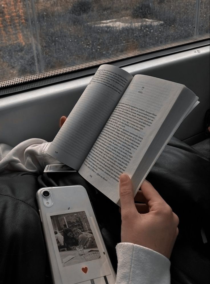ADDlEFRAY's tweet photo. # livros lidos em 2022.
 
ㅤㅤㅤㅤ“na ausência de relacionamentos humanos, criei laços com as personagens de papel. vivi amor e perda por meio das histórias enredadas na história.”ㅤ https://t.co/w7R2vk3rar