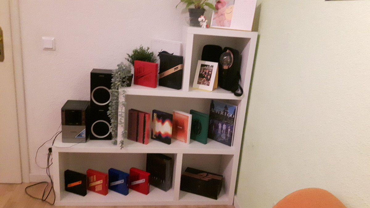 SimplyLeah97's tweet photo. Just dropping by to PROUDLY present to you my KPOP shelf 😎💖
*cough* Mostly actually the A to the Z Teens' Albums shelf *cough* 👀💖
Okay... BYE xD 💖 https://t.co/x2VTj6vVRA