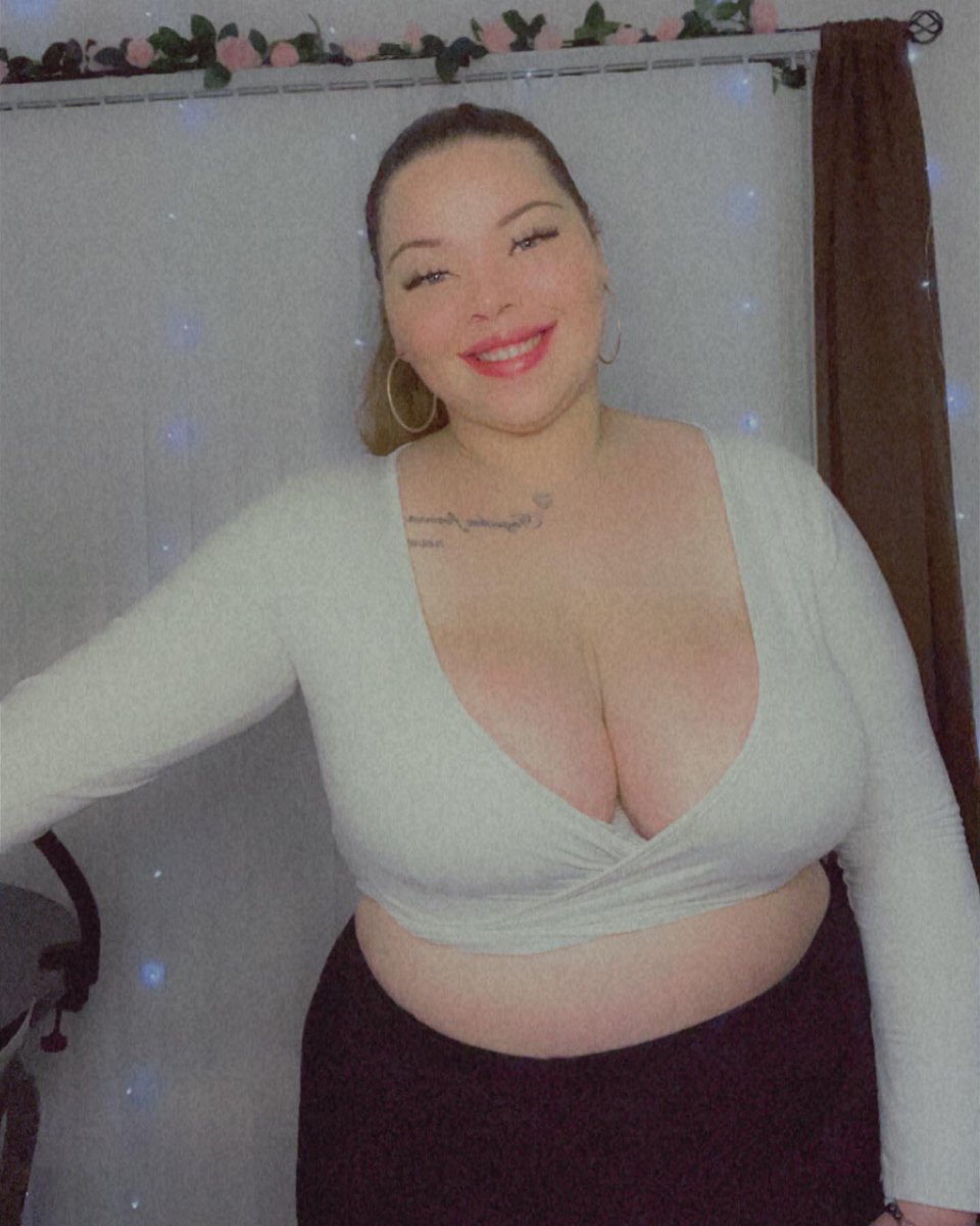 playwithvixen's tweet photo. The grass is always greener where I am 💚 #bbw #BBW5 #plussize #bodypositvity #mixed https://t.co/KjTIEzDv5Q