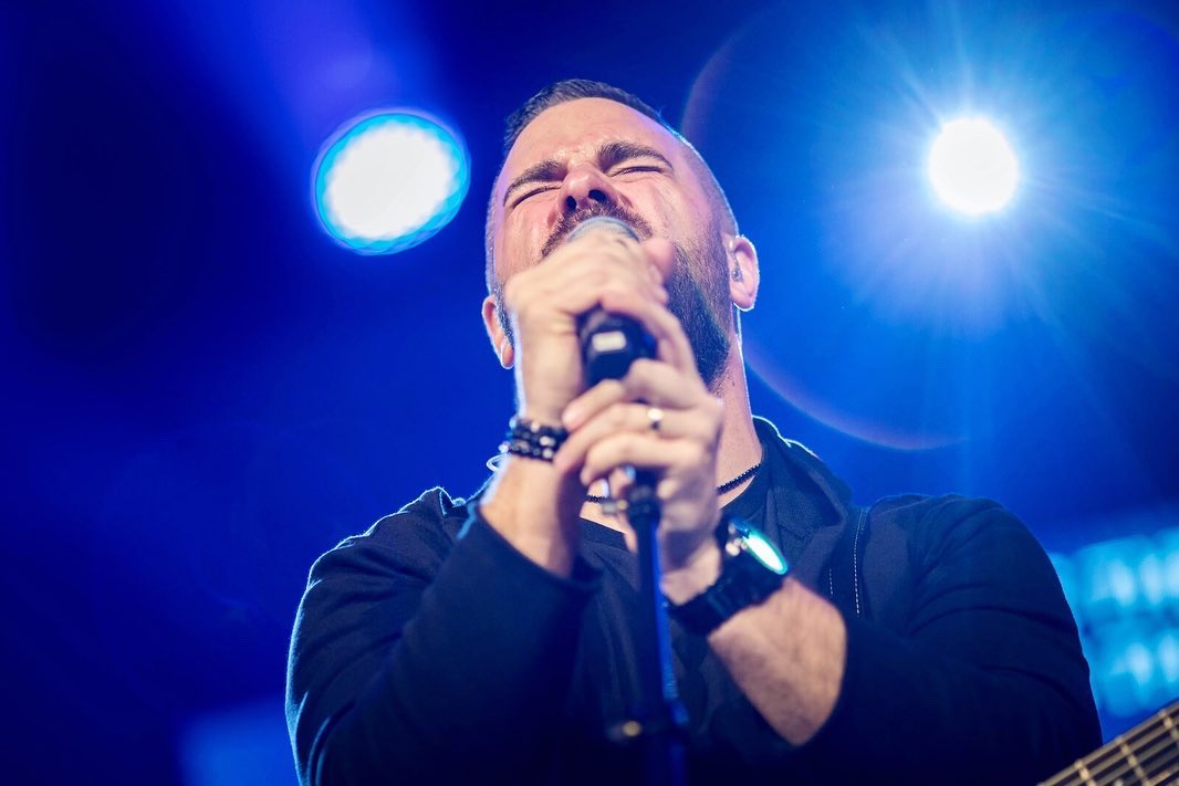 nathanironside's tweet photo. “This is what freedom feels like
This is what heaven sounds like, we praise you, we praise you” … 

❤️‍🔥 What a great day 💭🙌🏻@journeypeople
SETLIST:
We Praise You - Brandon Lake
I Speak Jesus - Charity Gayle 
Be Still - Nathan Ironside 
Agnus Dei - M.W Smith https://t.co/oOFhNERETY