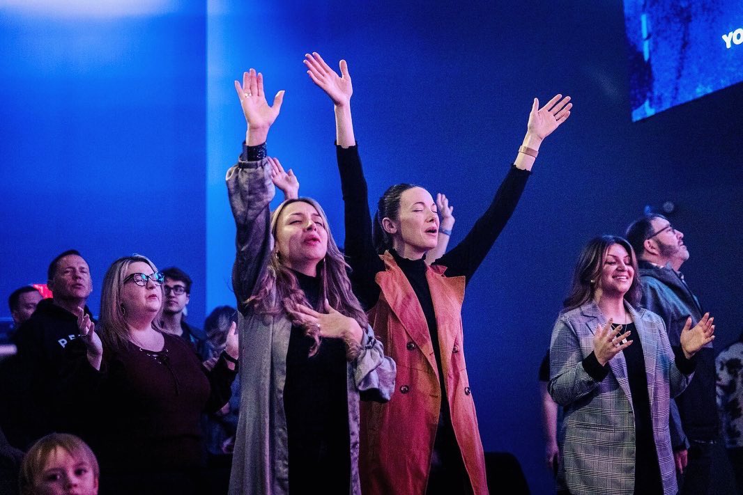 nathanironside's tweet photo. “This is what freedom feels like
This is what heaven sounds like, we praise you, we praise you” … 

❤️‍🔥 What a great day 💭🙌🏻@journeypeople
SETLIST:
We Praise You - Brandon Lake
I Speak Jesus - Charity Gayle 
Be Still - Nathan Ironside 
Agnus Dei - M.W Smith https://t.co/oOFhNERETY