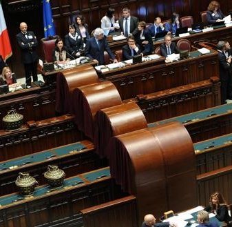 albertomelloni's tweet photo. I "catafalchi" voluti dai pannelliani per garantire il voto segreto saranno il luogo in cui ogni elettore si crederà la mano di Dio https://t.co/H8rjSaDz8f