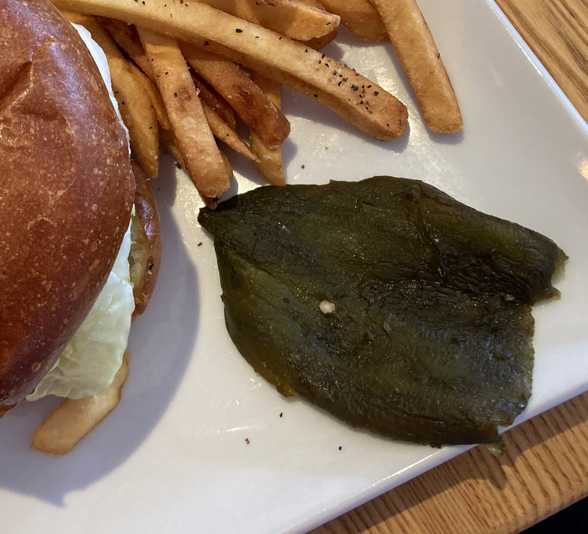 GabyAl_'s tweet photo. Pedí jalapeños para mi hamburguesa y esto fue lo que me dieron 😂🧐 https://t.co/oiXU75QhLw