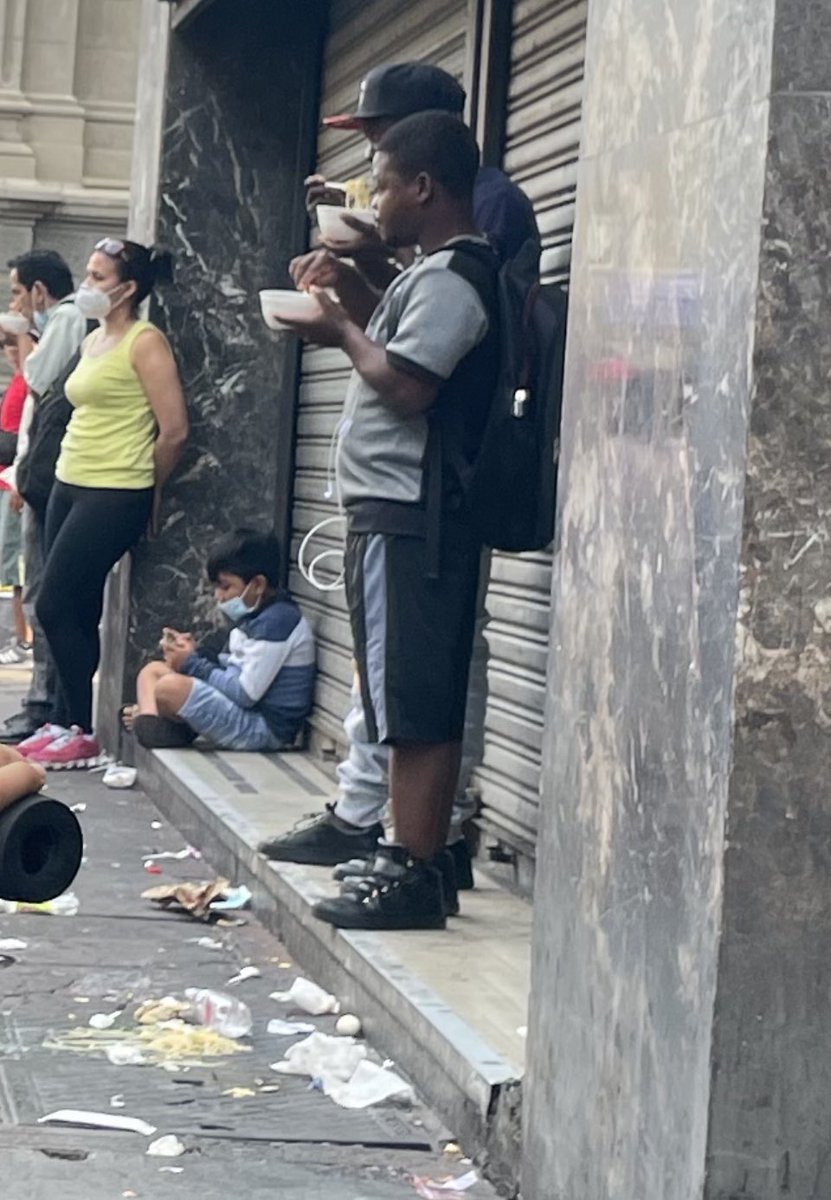 Palmcito's tweet photo. Esto es Santiago Centro un día de domingo, antes también había suciedad, pero de ninguna manera tanta, trabajar y vivir en el centro es complicado #LaSuciaHassler @Muni_Stgo https://t.co/I93X2K0UC6