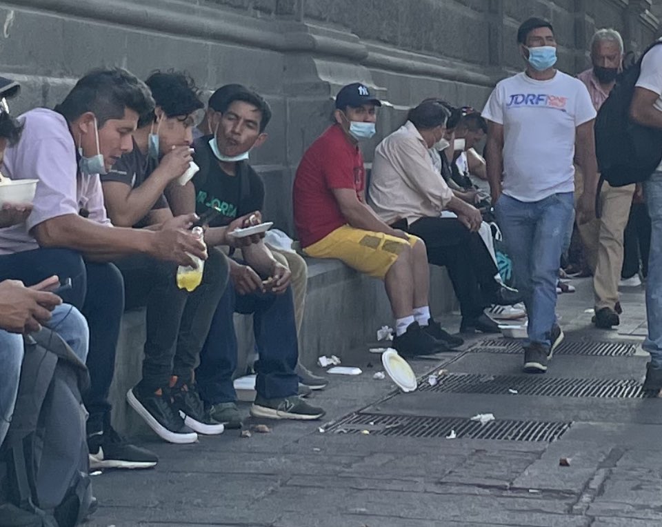 Palmcito's tweet photo. Esto es Santiago Centro un día de domingo, antes también había suciedad, pero de ninguna manera tanta, trabajar y vivir en el centro es complicado #LaSuciaHassler @Muni_Stgo https://t.co/I93X2K0UC6