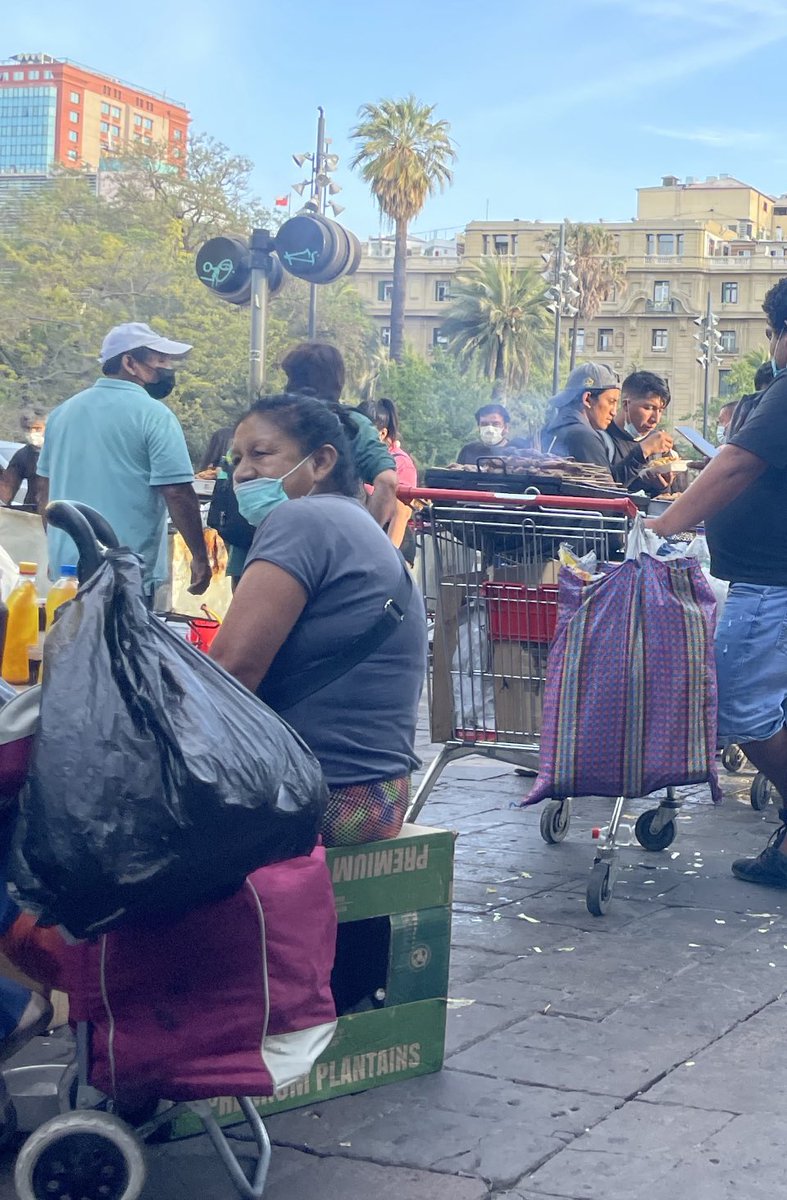 Palmcito's tweet photo. Esto es Santiago Centro un día de domingo, antes también había suciedad, pero de ninguna manera tanta, trabajar y vivir en el centro es complicado #LaSuciaHassler @Muni_Stgo https://t.co/I93X2K0UC6