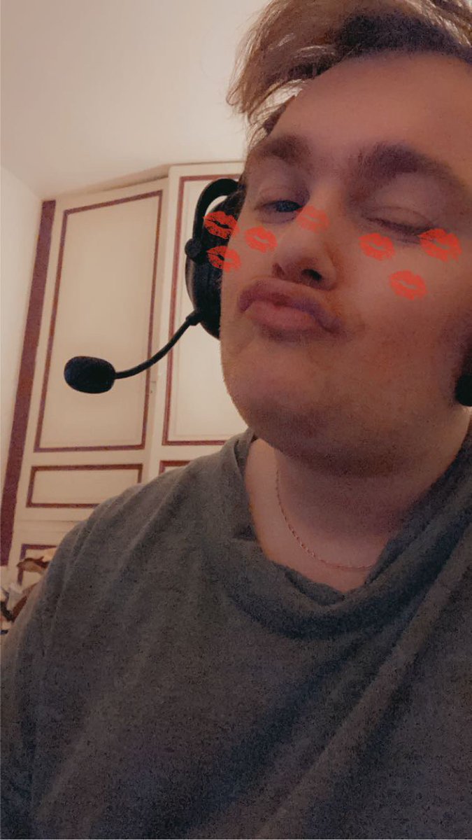 Spayt_TV's tweet photo. Dsl pour le retard @TamoZLOL mais voila bon anniversaire bg #dragueurprofessionnel https://t.co/KA4eN2zWAr