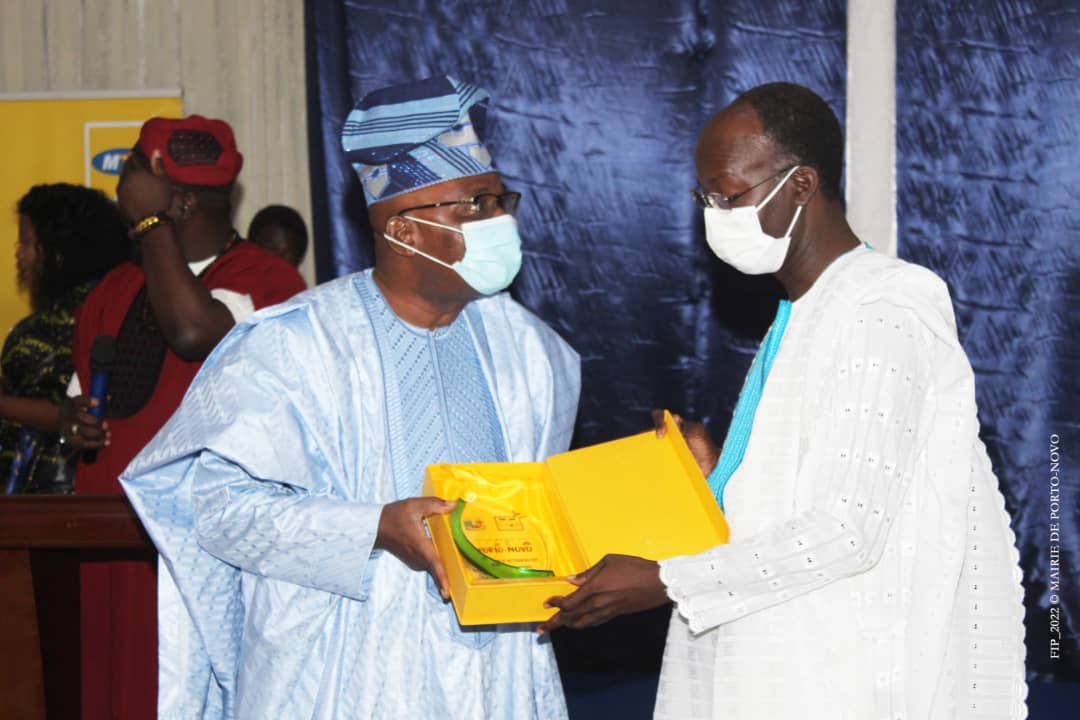 FIPBenin's tweet photo. Plusieurs autorités ayant contribué au développement de la ville de Porto Novo à divers niveaux ont été honoré ce dimanche 09 janvier 2022 à salle des fêtes TIWANI en recevant chacune un TROPHÉE DU FESTIVAL INTERNATIONAL DE PORTO-NOVO AWARDS FIP 2022.
#FIP2022  #wasexo #FIP https://t.co/mCJFQ3WfHM
