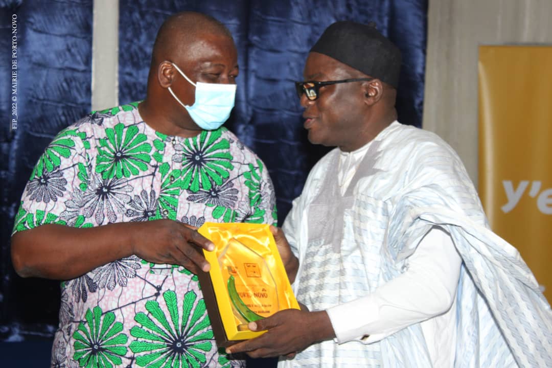 FIPBenin's tweet photo. Plusieurs autorités ayant contribué au développement de la ville de Porto Novo à divers niveaux ont été honoré ce dimanche 09 janvier 2022 à salle des fêtes TIWANI en recevant chacune un TROPHÉE DU FESTIVAL INTERNATIONAL DE PORTO-NOVO AWARDS FIP 2022.
#FIP2022  #wasexo #FIP https://t.co/mCJFQ3WfHM