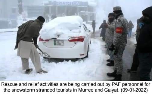PAFFalconsPK's tweet photo. Operations for the evacuation of snow storm stranded tourists in #Murree and #Galyat are in full swing by #PakistanAirForce During the rescue operations, PAF personnel have shifted more than 100 persons including women and kids at #PAF Bases Kalabagh and #LowerTopa to facilitate. https://t.co/lxBWdircK7