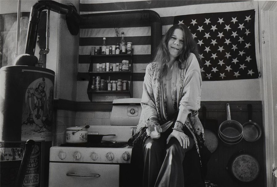 Janis Joplin in her kitchen in San Francisco, 1969. @crockpics. 