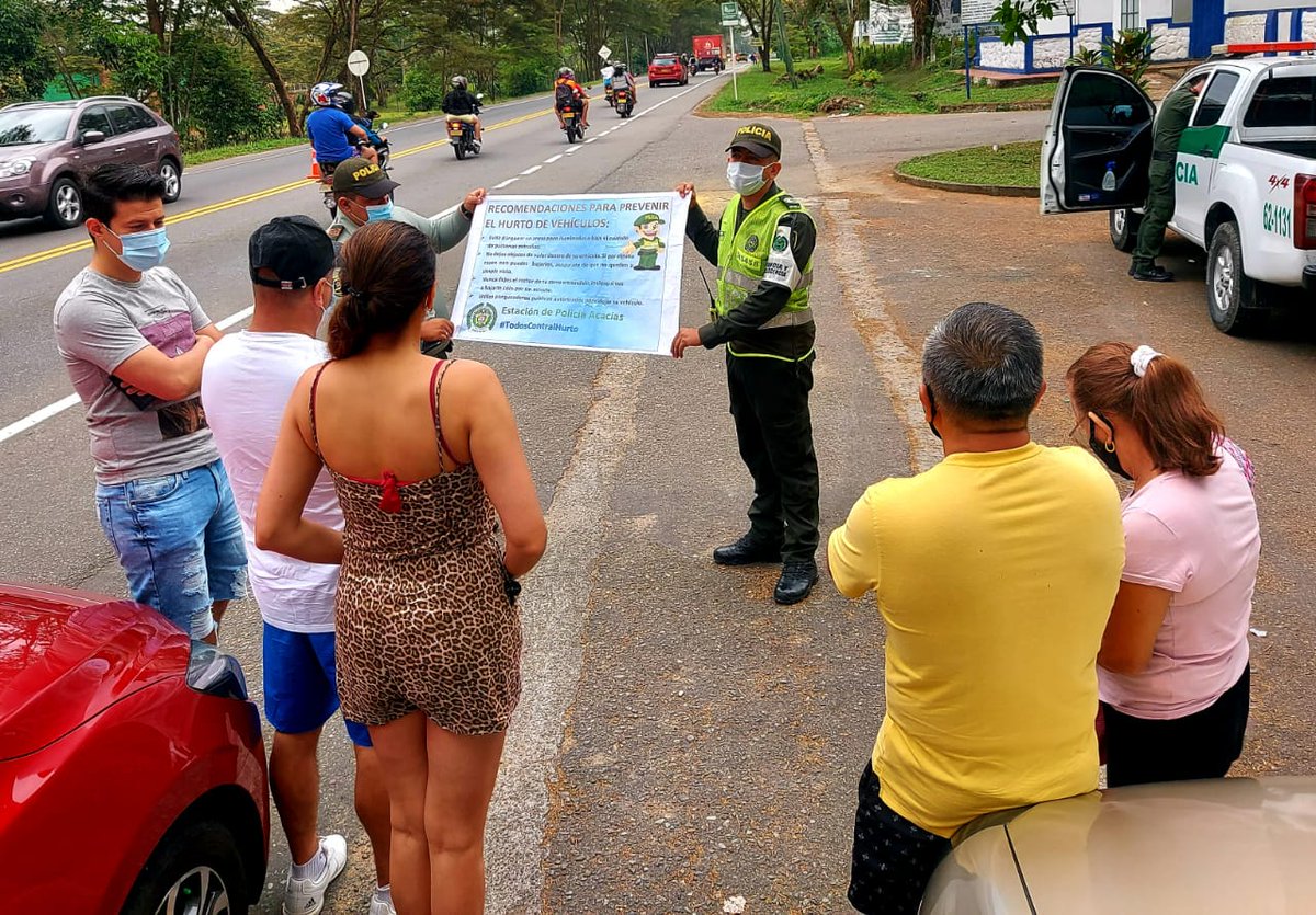 PoliciaVillavo's tweet photo. En #Acacías uniformados del #MNVCC estudiantes de la #ESECU, el Grupo de #CuadranteDeVecindario y #ProtecciónInfancia llevaron a cabo campañas de prevencion con el fin de evitar el hurto a vehículos y motocicletas en el municipio. #ElMejorRegaloEsTuVida #EsUnHonorSerPolicía https://t.co/9z7Ty9HoTu