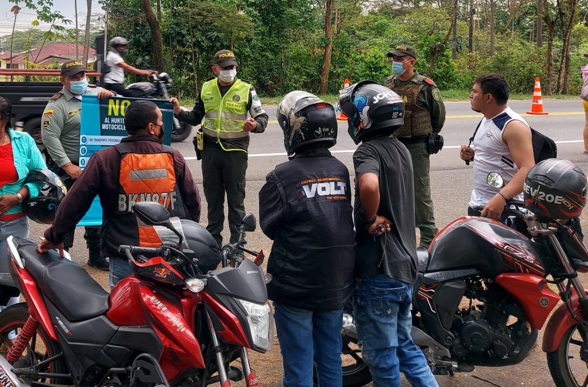 PoliciaVillavo's tweet photo. En #Acacías uniformados del #MNVCC estudiantes de la #ESECU, el Grupo de #CuadranteDeVecindario y #ProtecciónInfancia llevaron a cabo campañas de prevencion con el fin de evitar el hurto a vehículos y motocicletas en el municipio. #ElMejorRegaloEsTuVida #EsUnHonorSerPolicía https://t.co/9z7Ty9HoTu