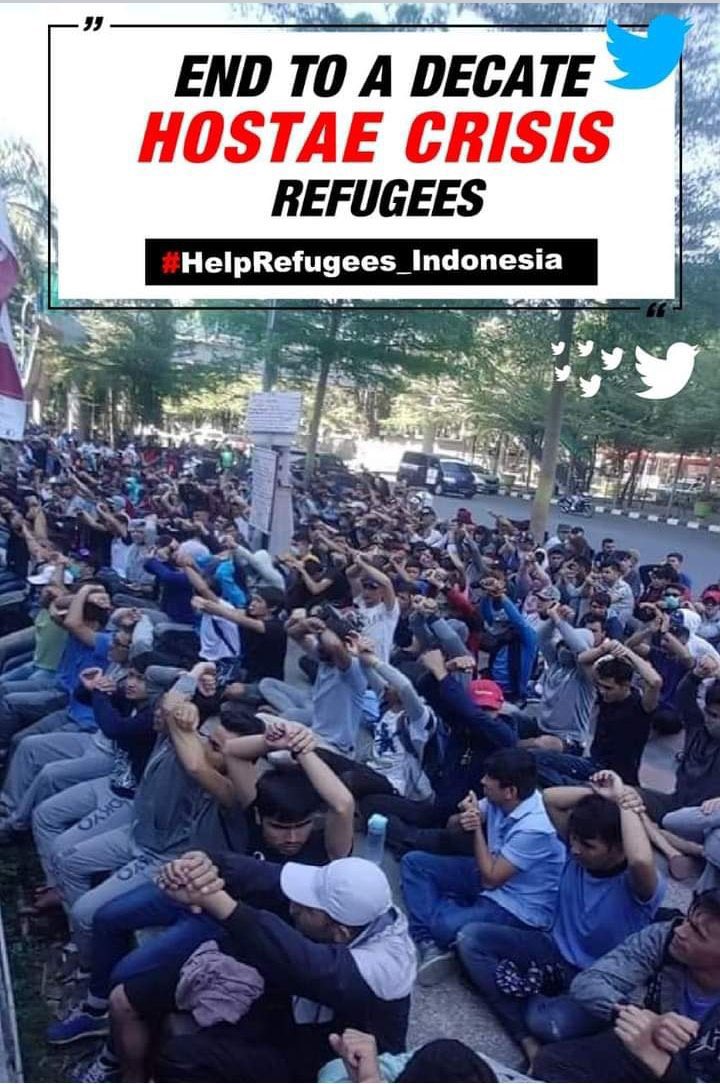 thedaoudnaji's tweet photo. تا پیش ازین فکر می‌کردم مشکل پناهجویان افغانستان در اندونزی، صرفا انتظارکشیدن طولانی و بی‌سرنوشتی است که البته خودش رنج استخوان‌سوزی است. حالا متوجه شدم که برخورد ظالمانه دولت اندونزی، رنج  مضاعفی است. درواقع آنها رسما گروگان‌ دولت اندونزی اند. 
#HelpRefugees_lndonesia https://t.co/RUGIrcUPef