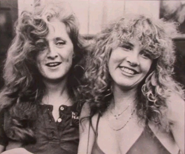 crockpics's tweet photo. Bonnie Raitt, &amp; Stevie Nicks 1980. https://t.co/58RErcQCmm