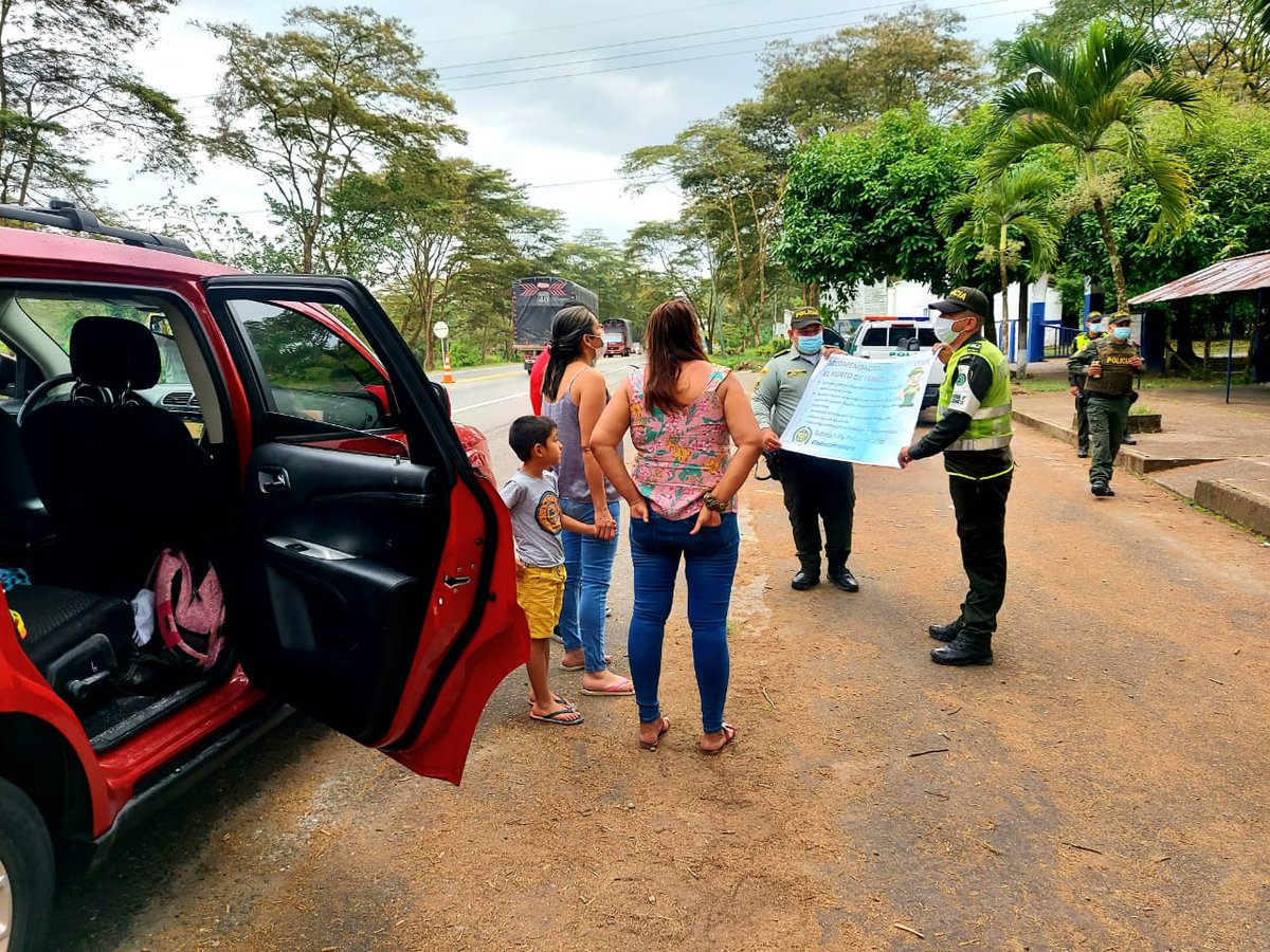 PoliciaVillavo's tweet photo. En #Acacías uniformados del #MNVCC estudiantes de la #ESECU, el Grupo de #CuadranteDeVecindario y #ProtecciónInfancia llevaron a cabo campañas de prevencion con el fin de evitar el hurto a vehículos y motocicletas en el municipio. #ElMejorRegaloEsTuVida #EsUnHonorSerPolicía https://t.co/9z7Ty9HoTu