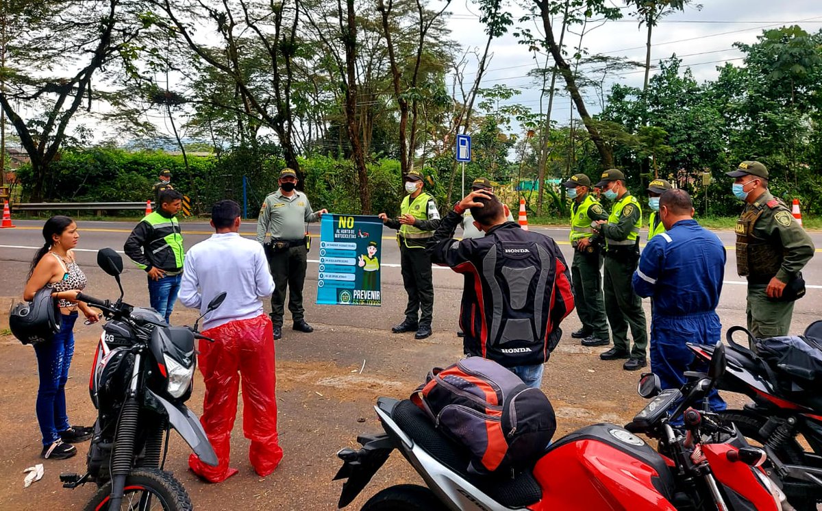 PoliciaVillavo's tweet photo. En #Acacías uniformados del #MNVCC estudiantes de la #ESECU, el Grupo de #CuadranteDeVecindario y #ProtecciónInfancia llevaron a cabo campañas de prevencion con el fin de evitar el hurto a vehículos y motocicletas en el municipio. #ElMejorRegaloEsTuVida #EsUnHonorSerPolicía https://t.co/9z7Ty9HoTu