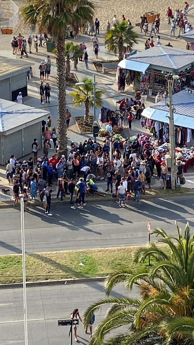 joseantoniokast's tweet photo. En Viña del Mar, a plena luz del día y en medio de una playa abarrotada de gente, un hombre es asesinado a balazos.

De tanto no hacer nada, los chilenos estamos viendo como se normaliza la violencia extrema y avanza descontroladamente la impunidad. https://t.co/t2a2WyNgL4