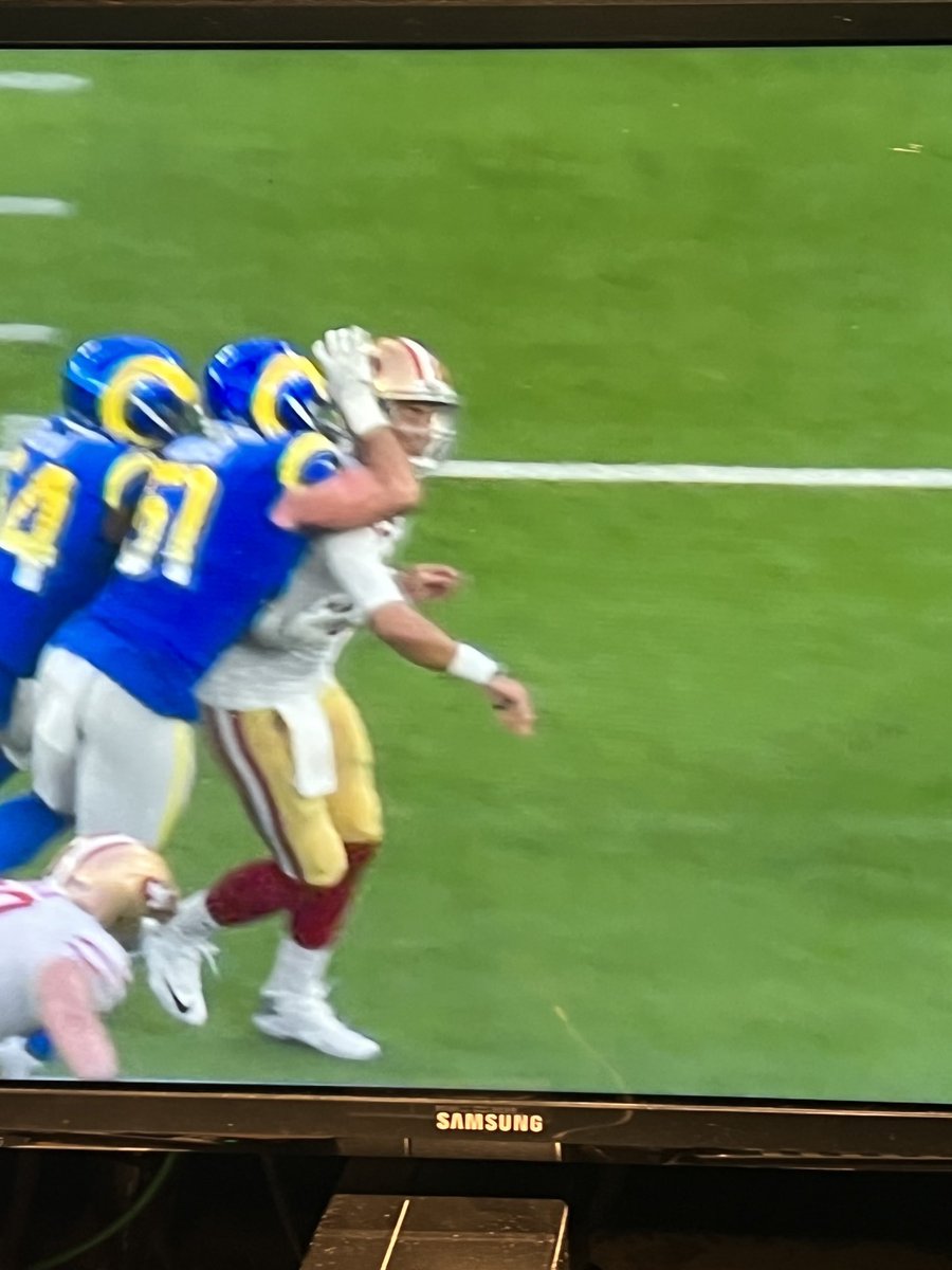 7BOOMERESIASON's tweet photo. So I guess this isn’t roughing the passer??? https://t.co/W9hkOpElnA