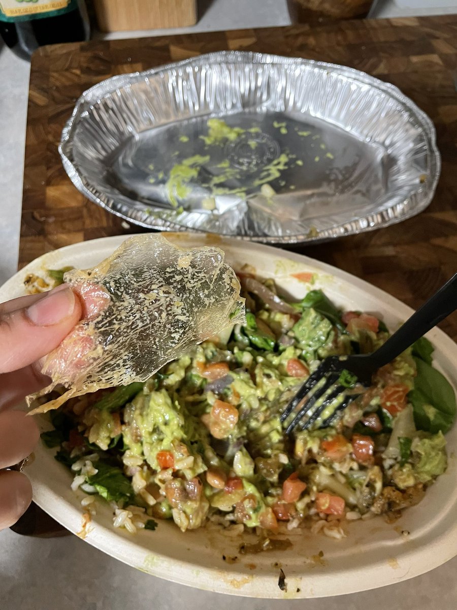 KevKoz44's tweet photo. @ChipotleTweets longtime chipotle fan but the quality seems to be going down, way down. My wife is avoiding a lot of food allergens while breastfeeding our newborn and chipotle touts their allergen free menu. However, it is not free of plastic pieces #chipotle #disappointed https://t.co/ptWgF1V1WS
